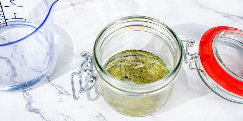 Ta fram din burk, lägg i cannabisen och häll sedan på glycerin Take your jar, add your cannabis followed by the glycerine