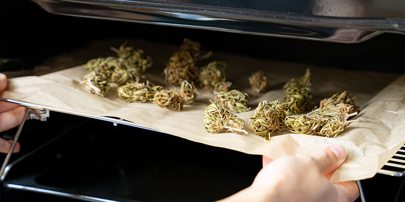 Så dekarboxylerar du cannabisblommor i ugnen Så dekarboxylerar du cannabisblommor i ugnen