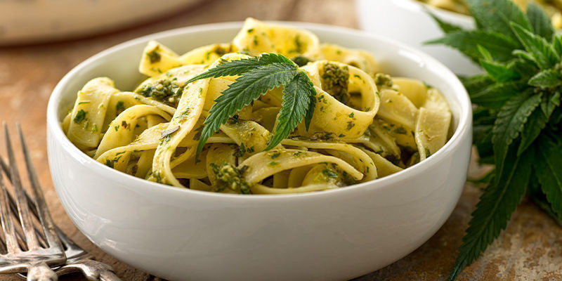 Cannabisinfuserad pestopasta Pot-Infused Pesto Pasta