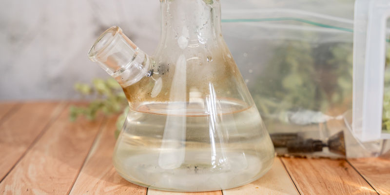 Skölj sedan bongen med varmt vatten Next, rinse the bong with warm water