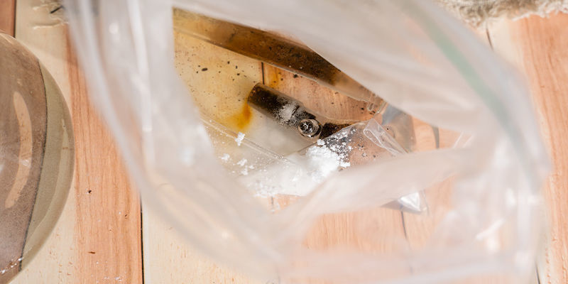Häll bikarbonat i bongen och täck så mycket av insidan som möjligt Pour baking soda into the bong, covering as much of the insides as possible