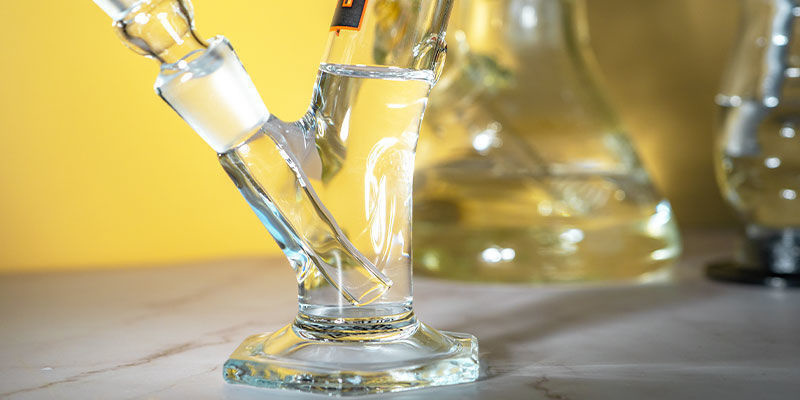 Varför häller vi vatten i en bong? Varför häller vi vatten i en bong?
