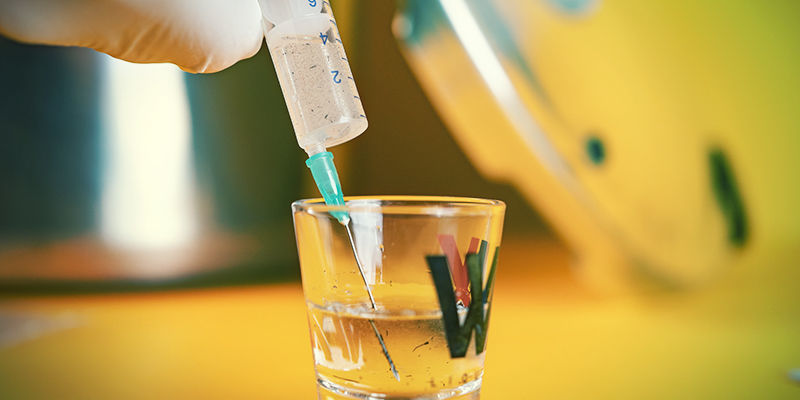 Sätt spetsen på din första spruta i vattnet och fyll den Magic Mushroom Spore Syringe: place the tip of your first syringe into the water and fill it up
