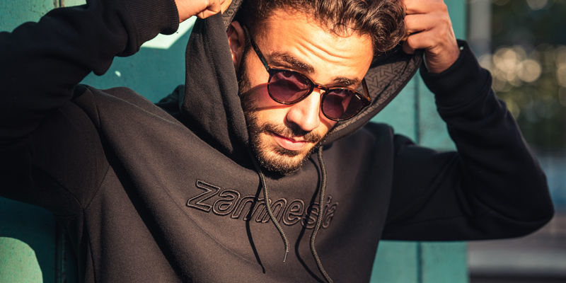 Zamnesia-broderad hoodie i svart