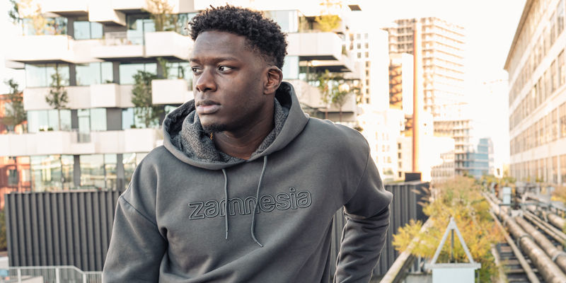 Zamnesia broderad hoodie i grått