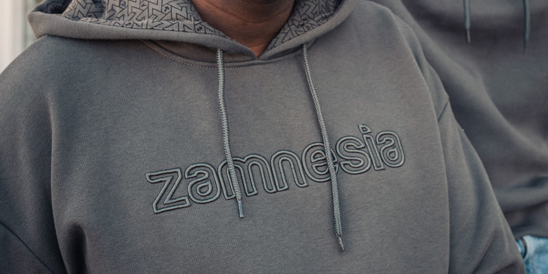 Zamnesia broderad hoodie i grått