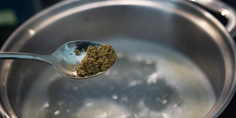 Tillsätt din chai-kryddblandning i smör-/vatten-/cannabisblandningen Tillsätt din chai-kryddblandning i smör-/vatten-/cannabisblandningen