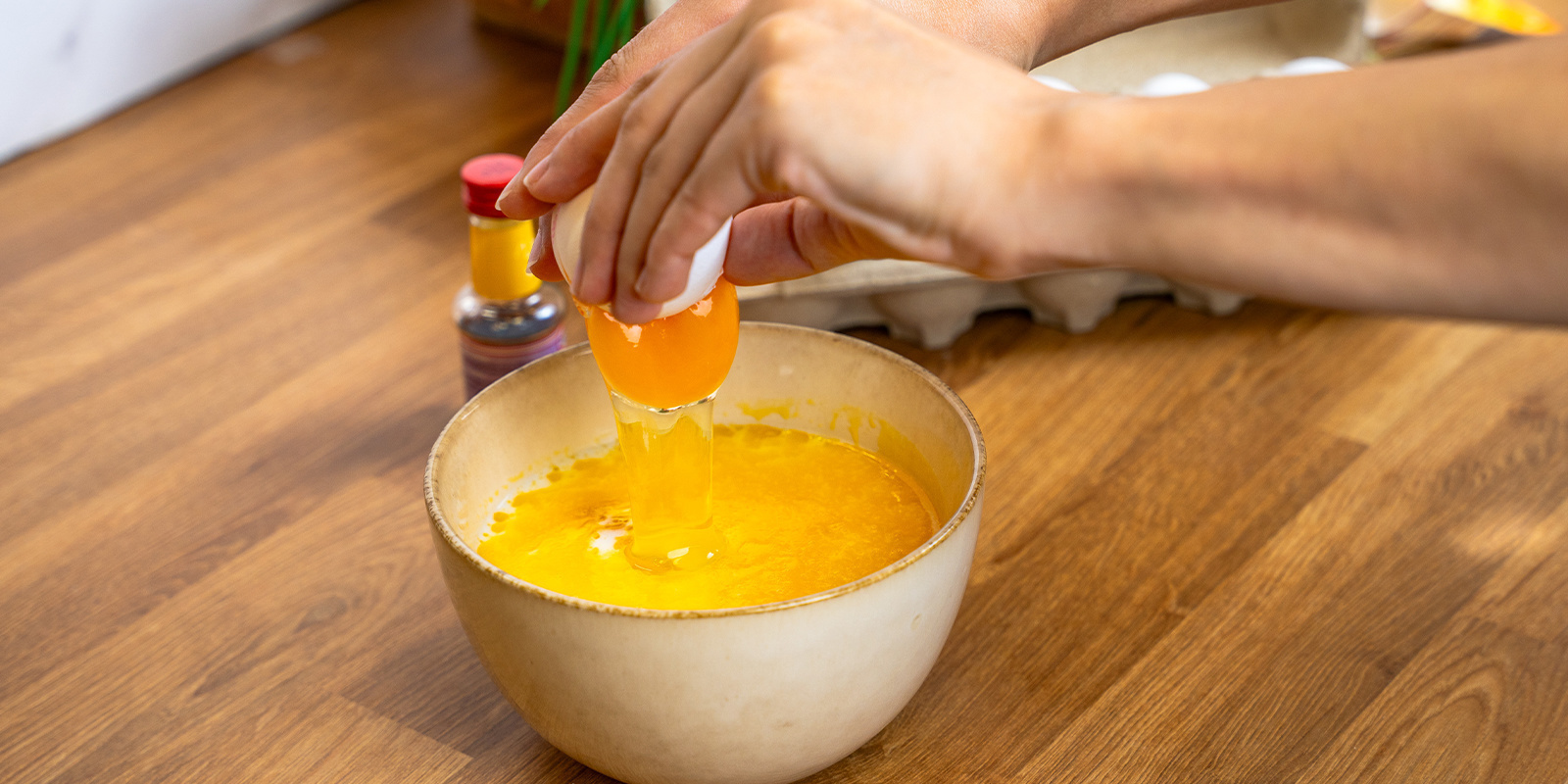 Vispa ihop mjölk, ägg och smält cannabutter (eller olja) Whisk together the milk, eggs, and melted cannabutter (or oil)