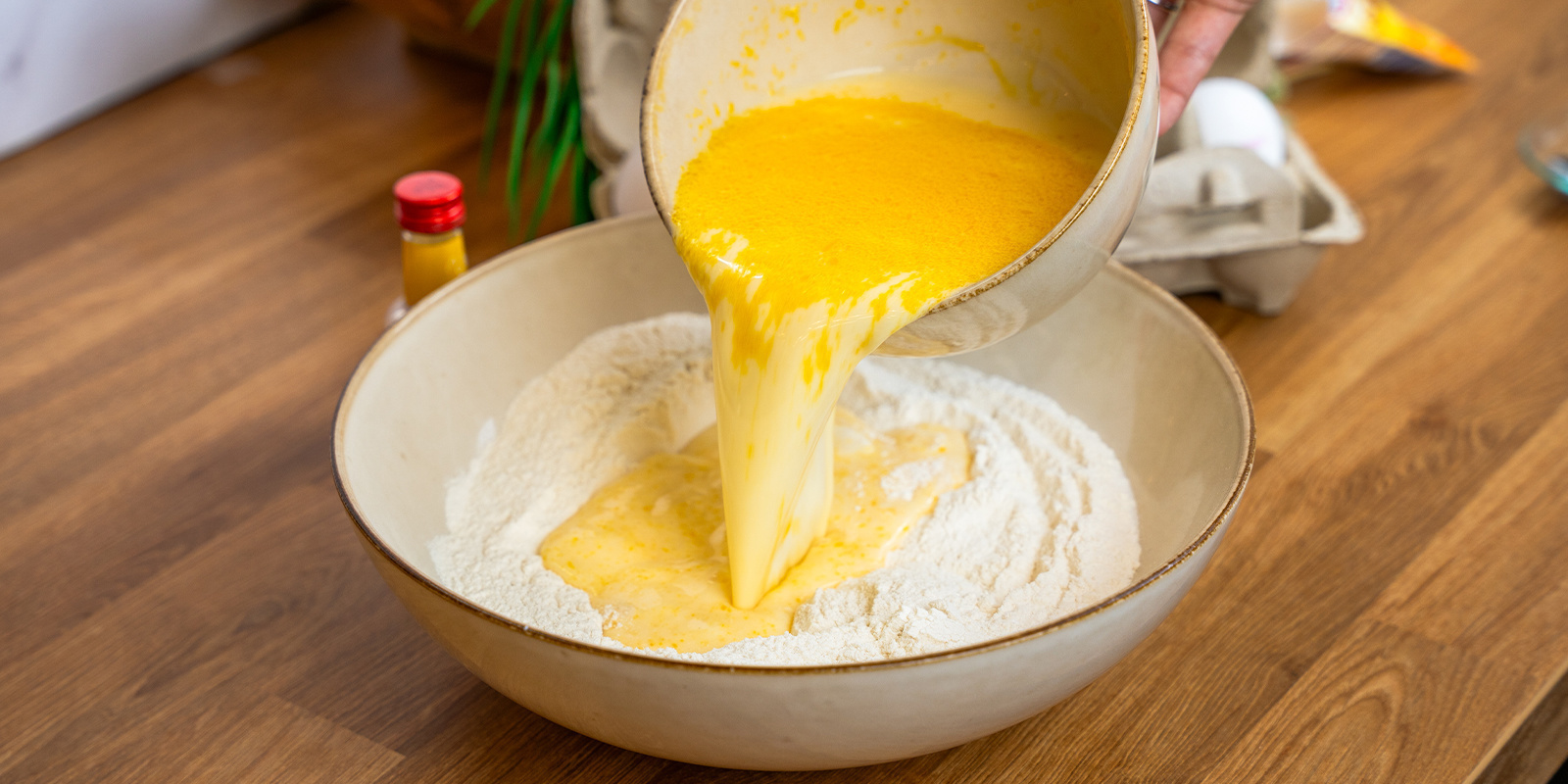 Blanda de våta och torra ingredienserna Combine the wet and dry ingredients