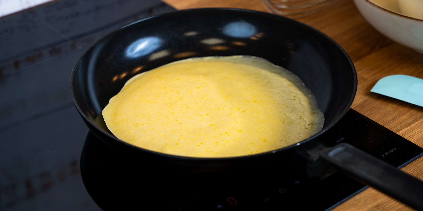 Använd en slev för att hälla pannkakssmet i pannan Use the soup ladle to pour pancake batter into the pan