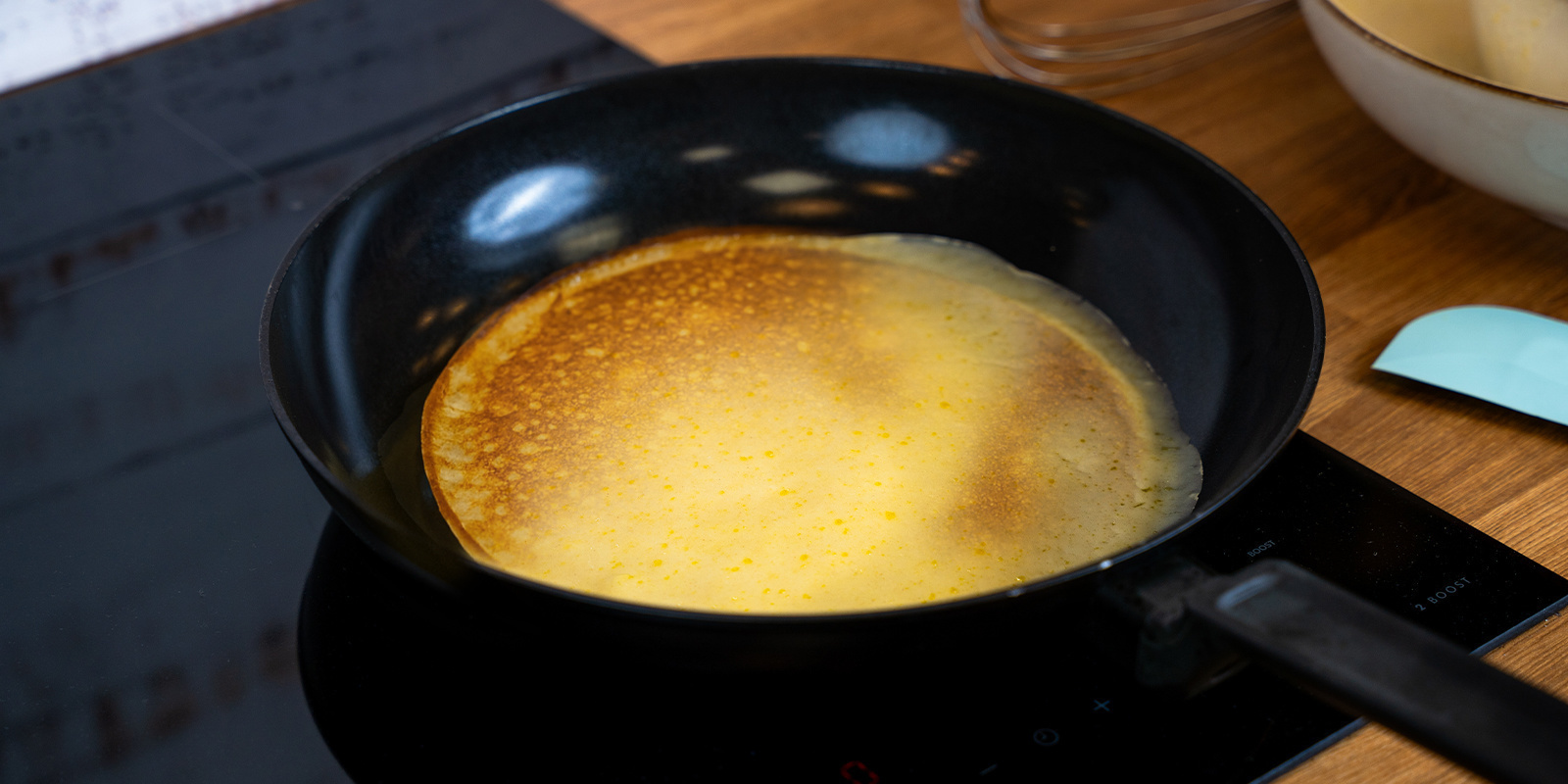 Vänd pannkakorna när bubblor börjar bildas i smeten Flip your pancakes once bubbles start to form in the batter
