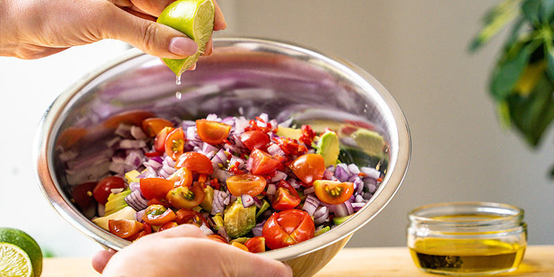 När allt är i skålen, pressa saften från två limefrukter och blanda med resten av ingredienserna Once Added, Squeeze The Juice Out Of Your Two Limes And Combine It With The Other Ingredients
