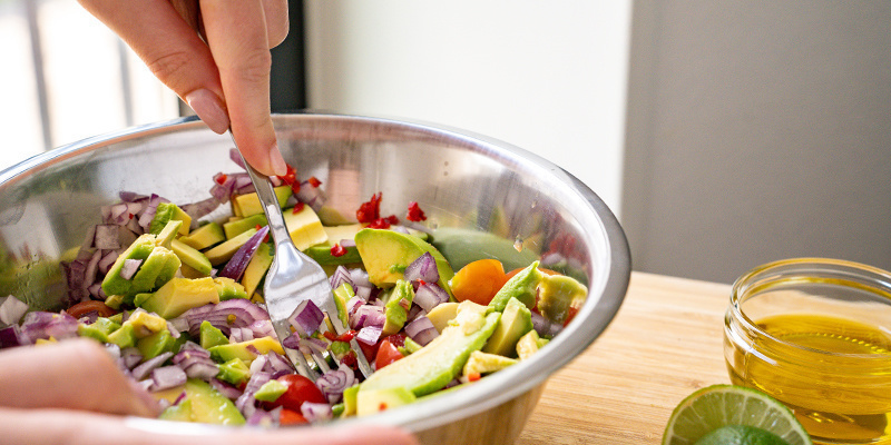 Mosa avokadon med en gaffel eller i mortel Mash The Avocados With A Fork Or A Pestle And Mortar