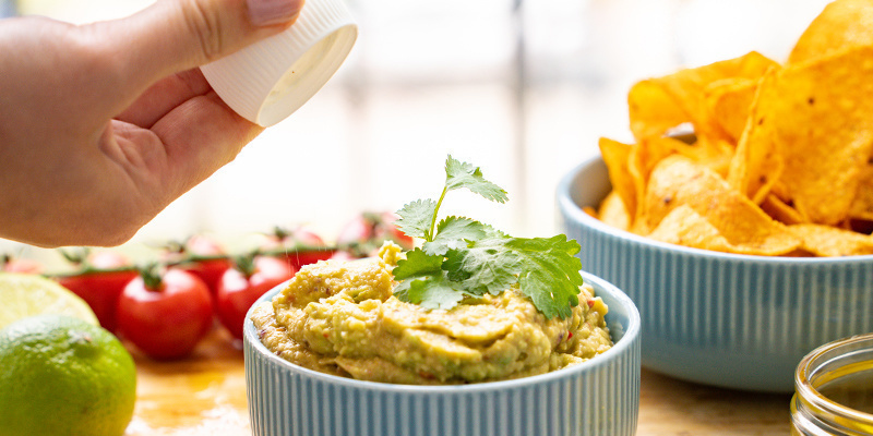 Skeda upp guacamolen i en serveringsskål Scoop Out Your Guac Into A Serving Bowl