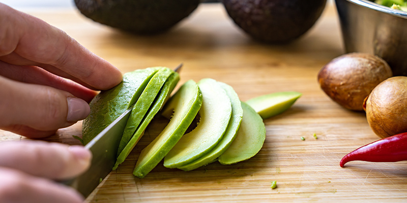 Börja med att ta bort skal och kärna från avokadorna och skär dem i skivor Begin By Removing The Skin And Seeds From The Avocados, And Cut Them Into Slices