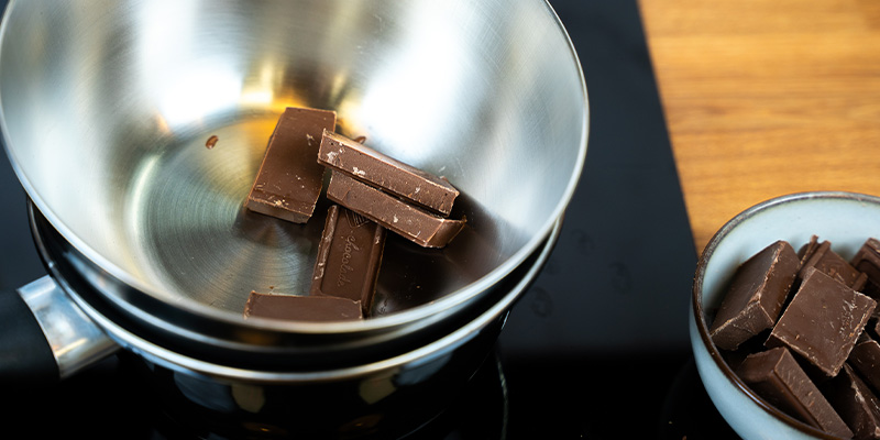 Bryt chokladen i små bitar Bryt chokladen i små bitar