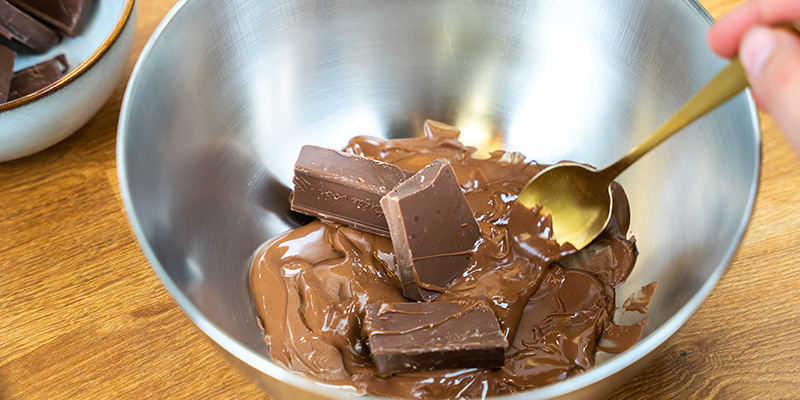 När chokladen har smält tar du bort den från värmen och tillsätter ytterligare ¼ När chokladen har smält tar du bort den från värmen och tillsätter ytterligare ¼
