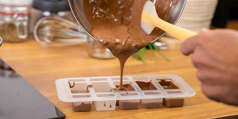 Häll chokladen i en form, låt den stelna och förvara sedan i en lufttät behållare i kylskåpet Häll chokladen i en form, låt den stelna och förvara sedan i en lufttät behållare i kylskåpet
