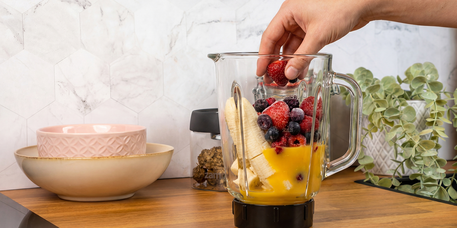 Lägg frukten i mixern Lägg frukten i mixern