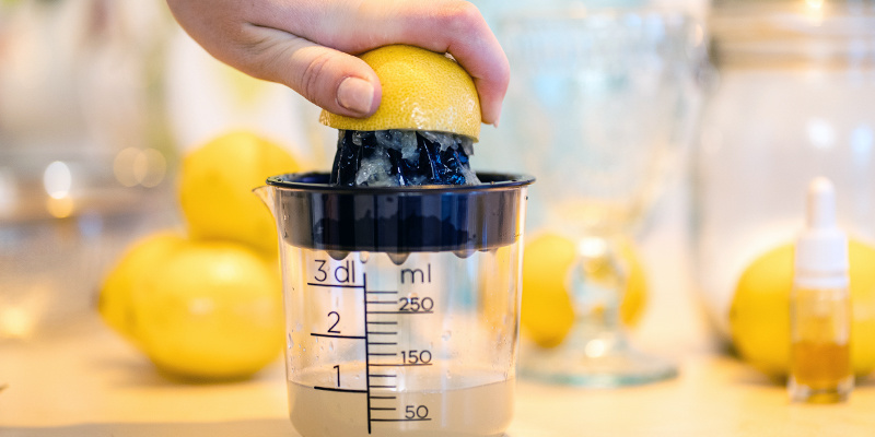 Processen börjar med att pressa citronerna The process begins by juicing your lemons