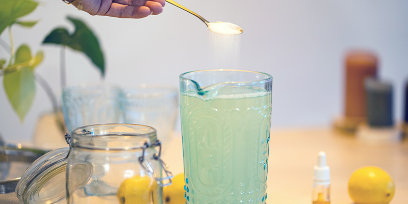 Nu är det dags att tillsätta socker i blandningen av juice och vatten Now It'sTime To Add Sugar To The Juice And Water Mixture