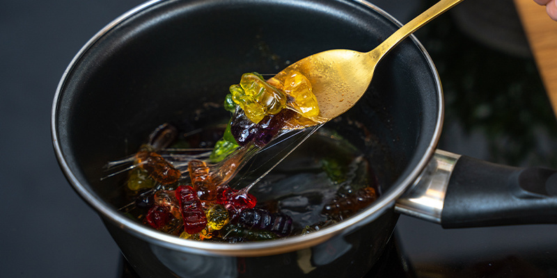 Smält gummies: Lägg de färdigköpta gummy bears i en kastrull på låg värme. Smält gummies: Lägg de färdigköpta gummy bears i en kastrull på låg värme.