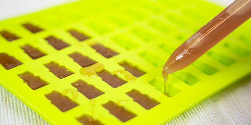 Forma gummies: Använd en droppflaska eller pipett och fyll silikonformarna med gummyblandningen Forma gummies: Använd en droppflaska eller pipett och fyll silikonformarna med gummyblandningen