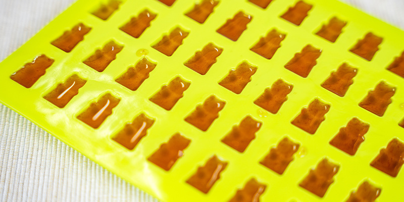 Kyla och stelna: Ställ nu in de fyllda formarna i kylen i minst 2 timmar, eller tills dina gummies är fasta Kyla och stelna: Ställ nu in de fyllda formarna i kylen i minst 2 timmar, eller tills dina gummies är fasta
