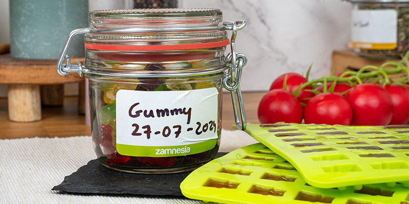 Ta ur och förvara: Ta ut gummies ur formarna och förvara dem i en lufttät behållare i kylen Ta ur och förvara: Ta ut gummies ur formarna och förvara dem i en lufttät behållare i kylen