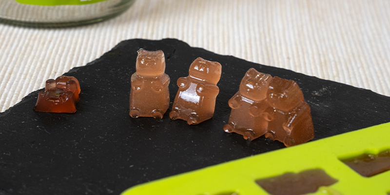 Ta ur och förvara: Ta försiktigt ur dina gummies ur formarna och förvara dem i en lufttät behållare i kylen för bästa hållbarhet och kvalitet Ta ur och förvara: Ta försiktigt ur dina gummies ur formarna och förvara dem i en lufttät behållare i kylen för bästa hållbarhet och kvalitet