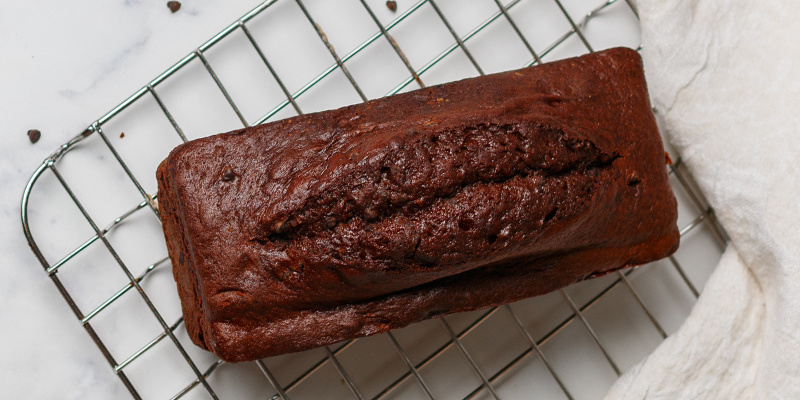 Efter att du tagit ut formen ur ugnen låter du rymdkakan svalna i formen i cirka 10 minuter. After removing the pan from the oven, allow the space cake to cool in the pan for about 10 minutes.