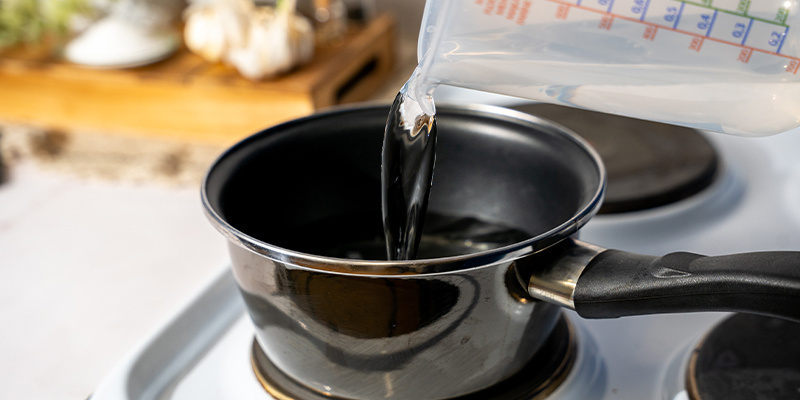 Häll 500 ml vatten i en kastrull och ställ den på spisen. Pour 500ml of water into a pot and place this on the stove.