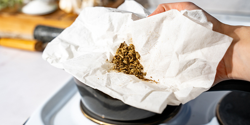 Smula haschet över hushållspappret. Break up your hash onto the paper towel.