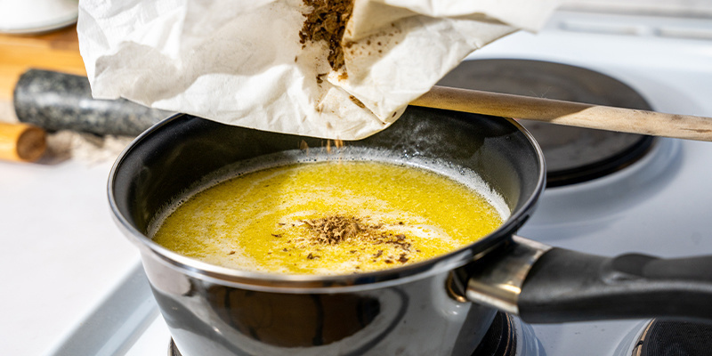 Tillsätt haschet i blandningen och rör om. Add the hash to the mixture and stir.