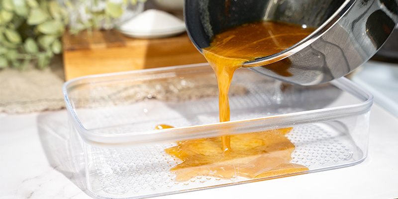 Häll blandningen i en värmetålig behållare och sätt på locket. Pour the mixture into a heat-proof container and place the lid onto it.