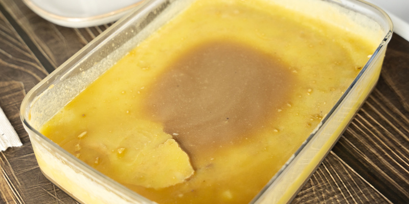 Skeda upp allt stelnat smör. Spoon out all of the solidified butter.