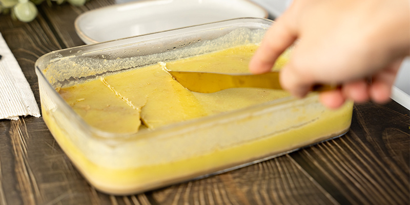 Torka behållaren och badda smöret torrt med hushållspapper. Dry the container and pat the butter dry with a paper towel.