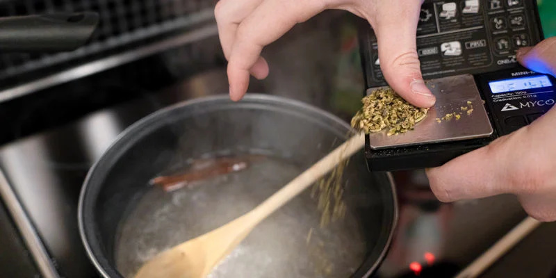 Tillsätt den dekarboxylerade cannabisen i kastrullen och låt sjuda på låg värme i 20 minuter, rör om då och då. Add the decarboxylated cannabis to the saucepan and simmer on low heat for 20 minutes, stirring occasionally.