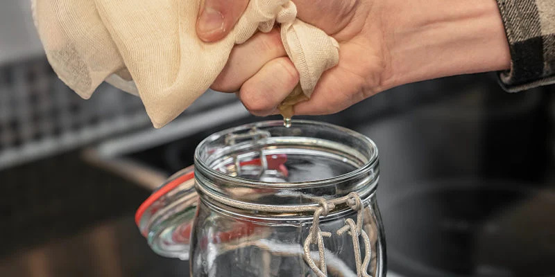 Häll den silade sirapen i en ren flaska eller burk. Pour the filtered syrup into a clean bottle or jar.