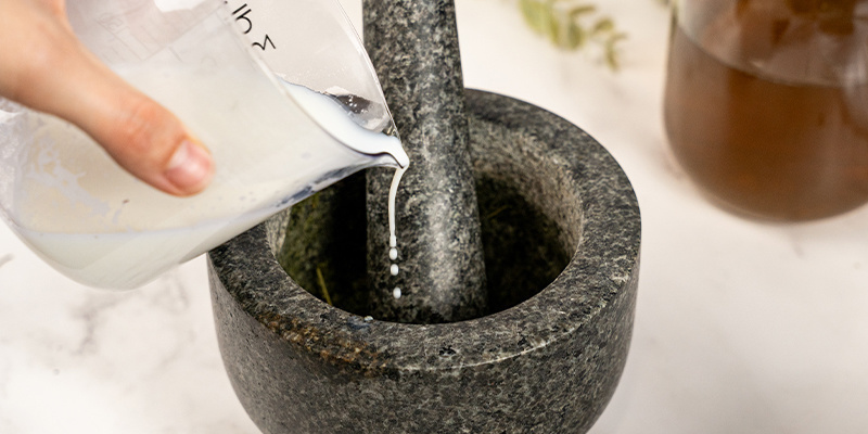 Lägg den urkramade cannabisen i en mortel Transfer The Squeezed Weed To A Mortar And Pestle