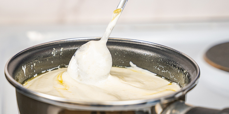 Stäng nu av värmen och tillsätt valfri yoghurt i pannan. Stäng nu av värmen och tillsätt valfri yoghurt i pannan.