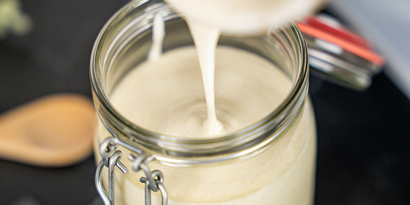 Häll sedan över hash-yoghurten i en burk och ställ den i kylskåpet tills den har svalnat. Häll sedan över hash-yoghurten i en burk och ställ den i kylskåpet tills den har svalnat.