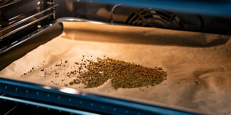 Mal din cannabisblomma medelgrovt, sprid ut den på en plåt med bakplåtspapper och dekarboxylera i ugnen i 30–45 minuter Grind Your Cannabis Flower To A Medium Consistency, Spread It Out On A Lined Baking Sheet, And Decarb In The Oven For 30–45 Minutes