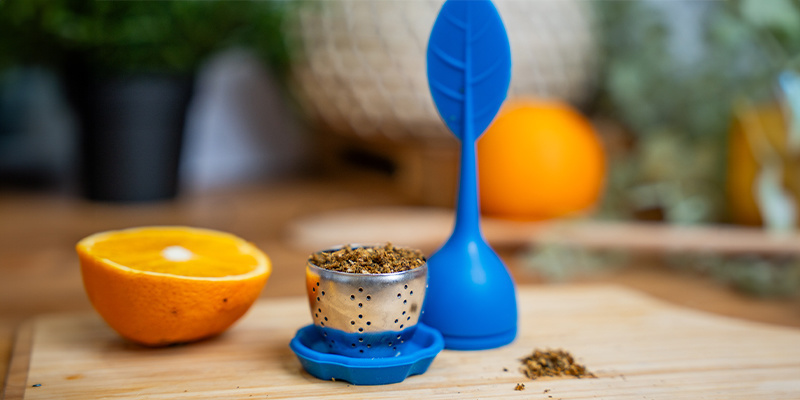 Lägg den dekarboxylerade blomman i en ört-/kryddinfuser eller i tepåsar Pack The Decarbed Flower Into A Herb/spice Infuser Or Into Tea Bags