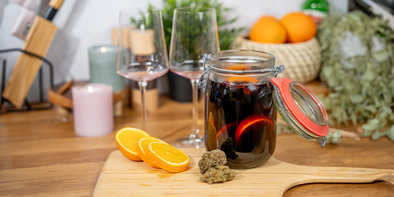 Du kan servera den varma cannabisglöggen direkt och tillsätta whiskey, rom eller snaps cirka 5–10 minuter före servering You Can Serve The Mulled Weed Wine Immediately, Adding Your Whiskey, Rum, Or Schnapps Roughly 5–10 Minutes Before Serving