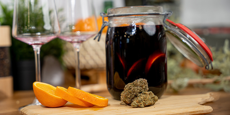 För att värma upp din cannabisglögg igen, häll den i en stor kastrull och värm tills den är varm To Reheat Your Mulled Cannabis Wine, Pour It Into A Large Pot And Heat It Until Hot