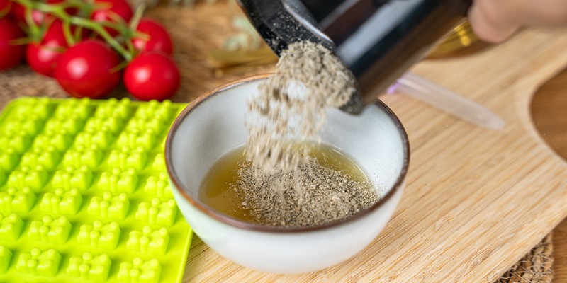 Blanda svamppulvret med citronsaft i en skål Mix The Mushroom Powder With Lemon Juice In A Bowl