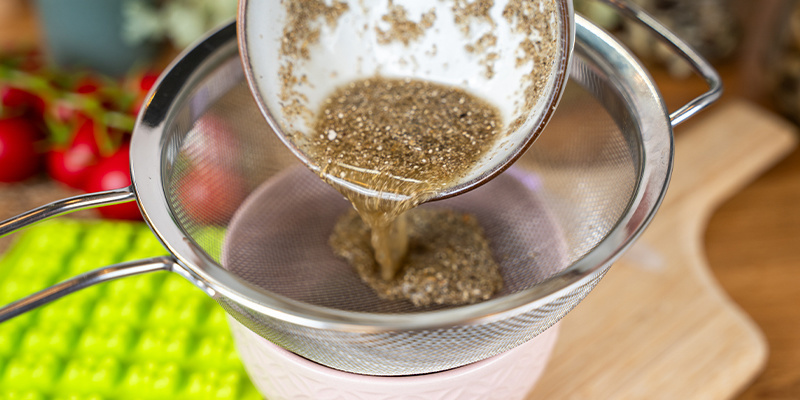 När psilocybin har omvandlats, använd en sil eller ostduk för att ta bort det fasta Once The Psilocin Has Been Converted, Use A Strainer Or Cheesecloth To Remove The Solids