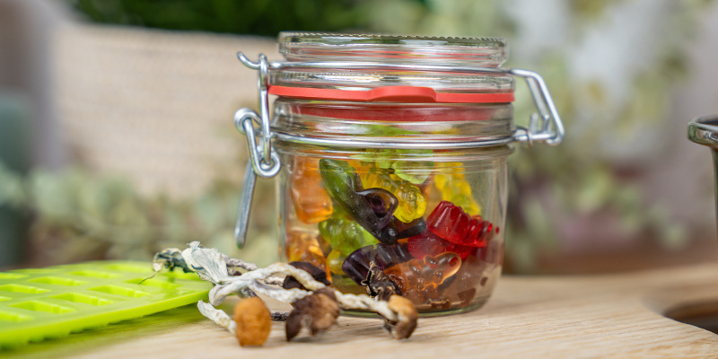 När de har stelnat, ta ur dem ur formarna och förvara dem i en lufttät behållare. Once Set, Remove The Gummies From The Moulds And Store Them In An Airtight Container.