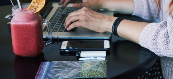 Guide: Så röker du cannabis diskret på jobbet